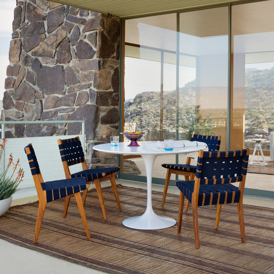 Saarinen Outdoor 54&quot; Dining Table Vetro Bianco Top