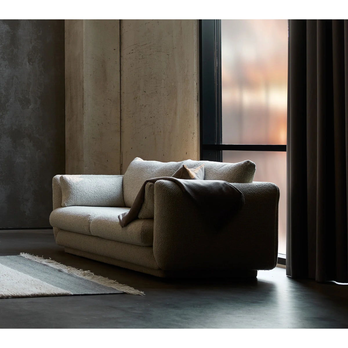 Bloom 2-seater sofa w/plinth