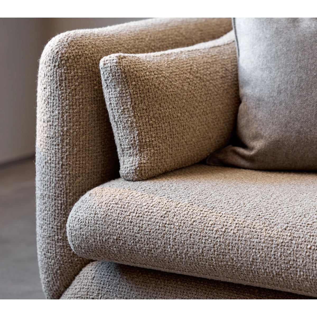 Bloom 2-seater sofa w/plinth