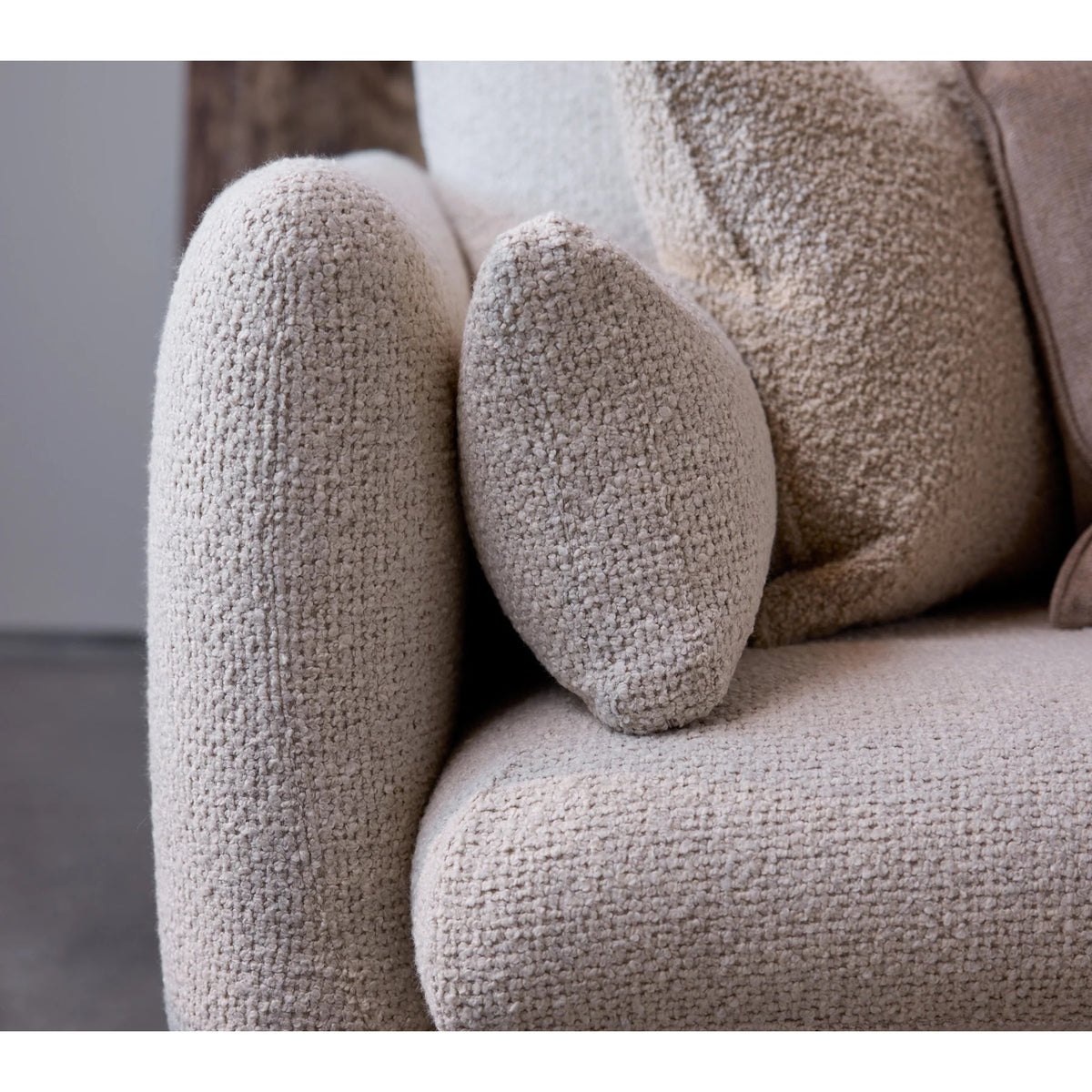 Bloom 2-seater sofa w/plinth