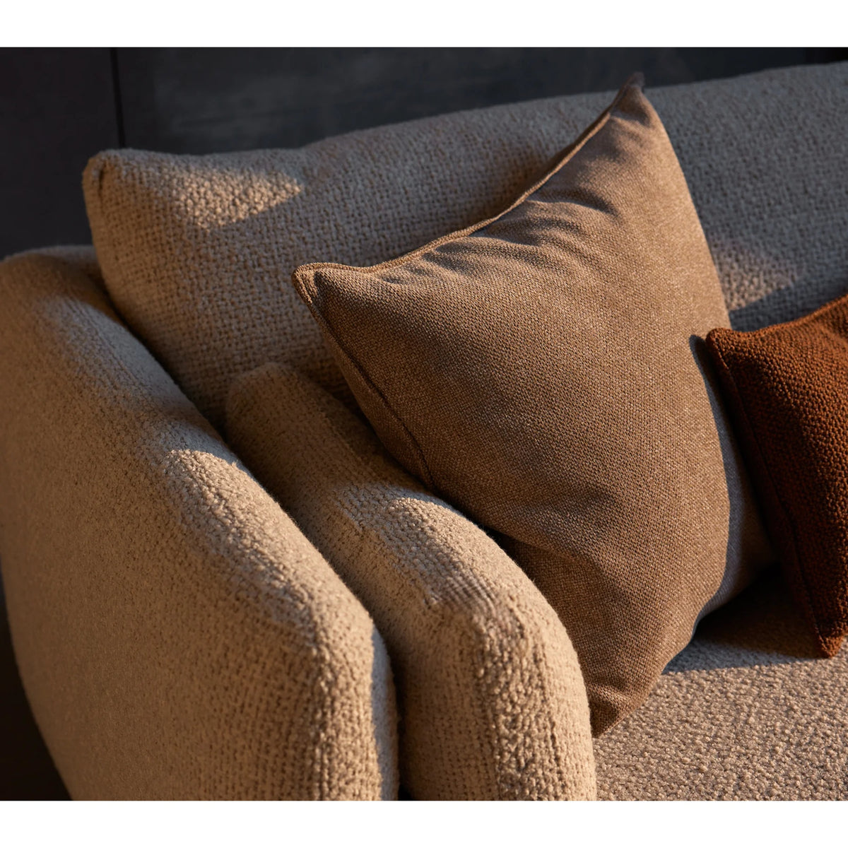 Bloom 2-seater sofa w/plinth