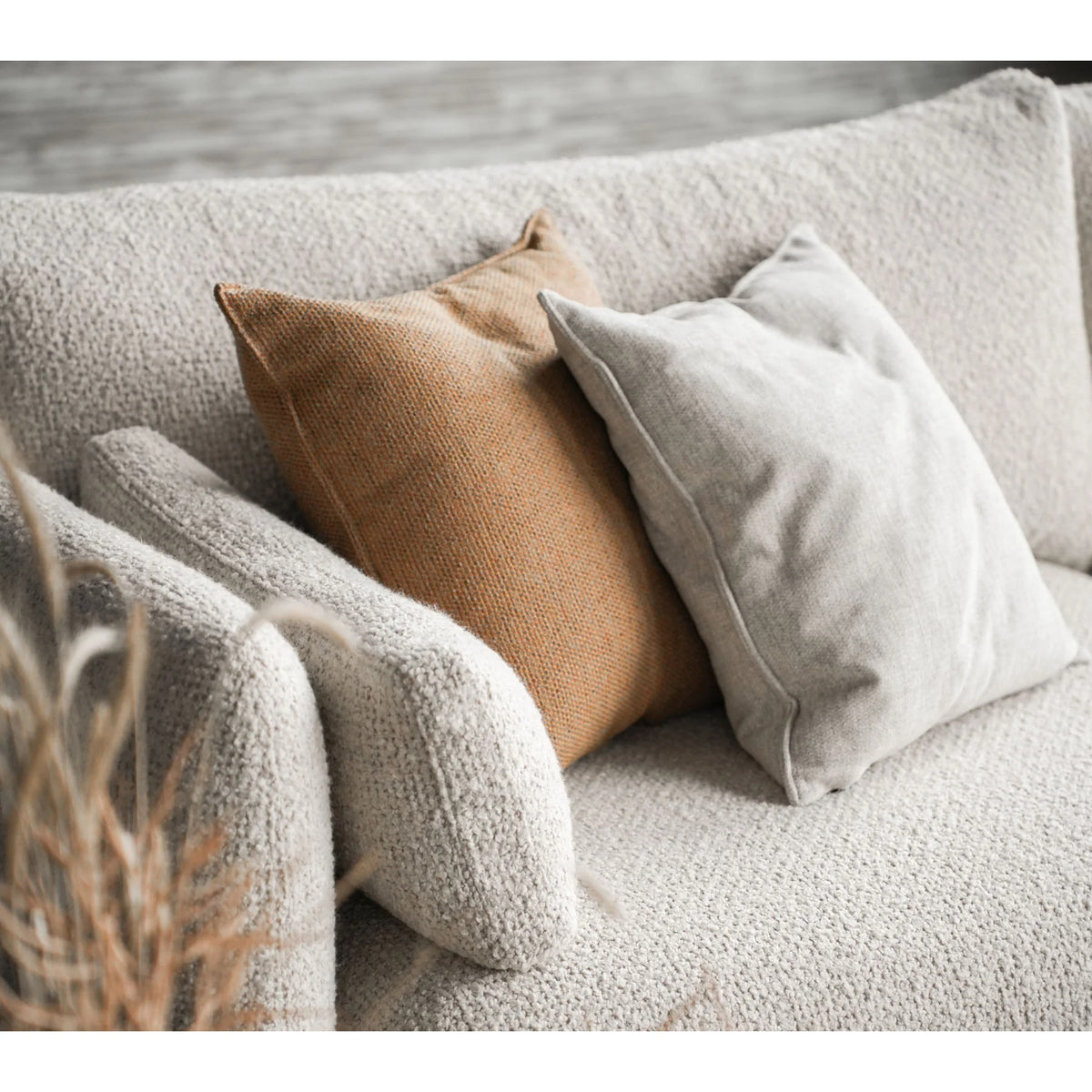 Bloom 2-seater sofa w/plinth