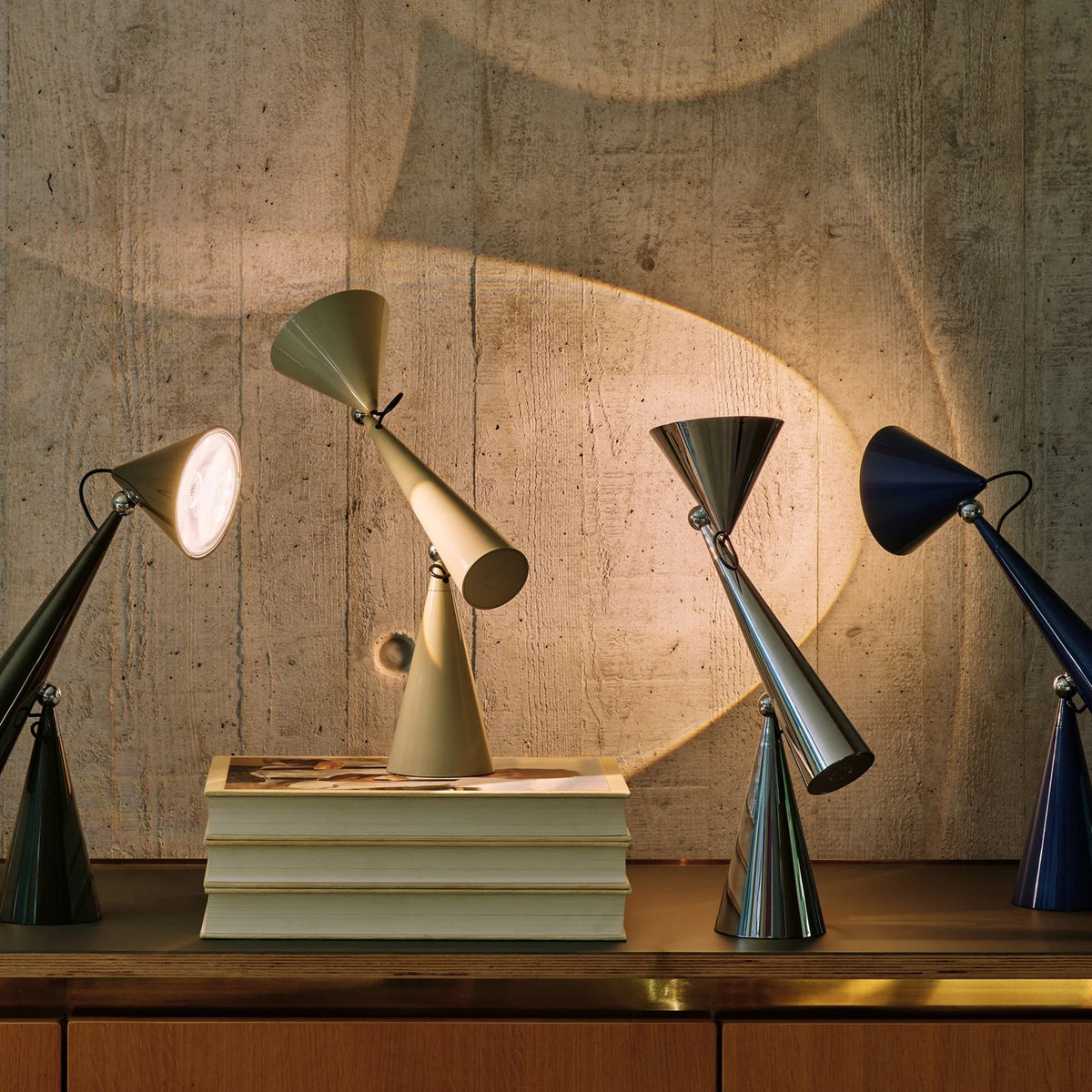 Pose Desk Lamp