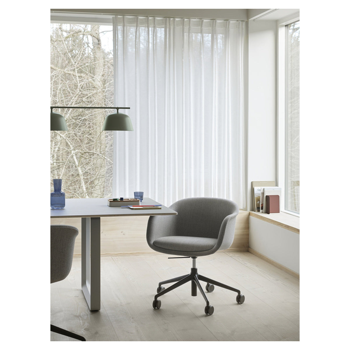 Fiber Conference Armchair Swivel Base W. Gas Lift Castors And Tilt