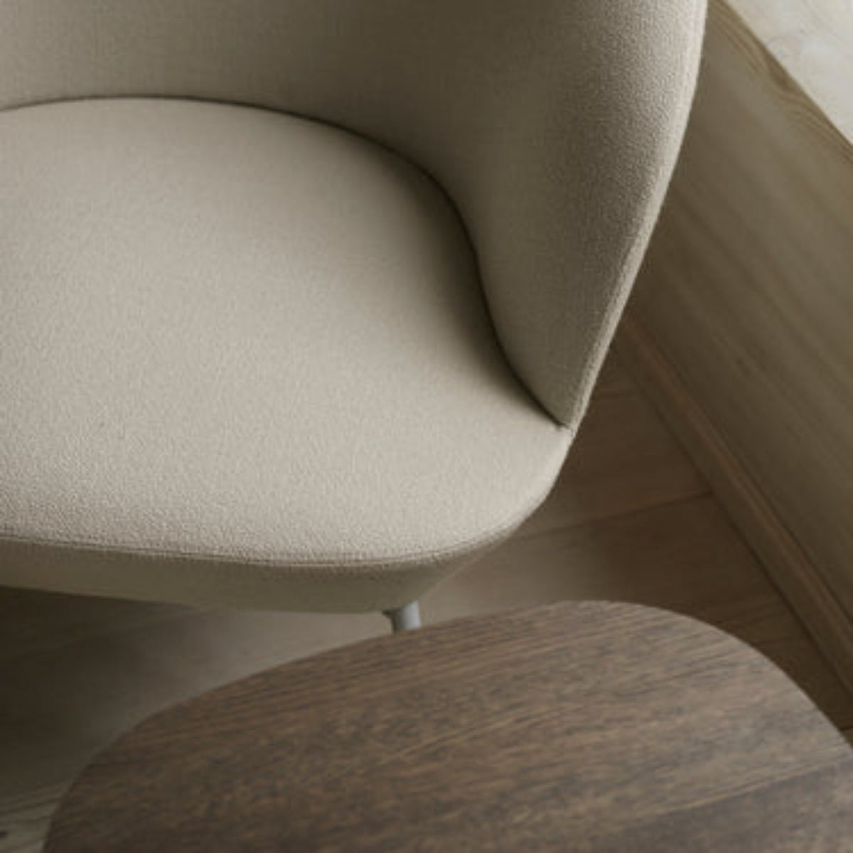 Oslo Lounge Chair Tube Base