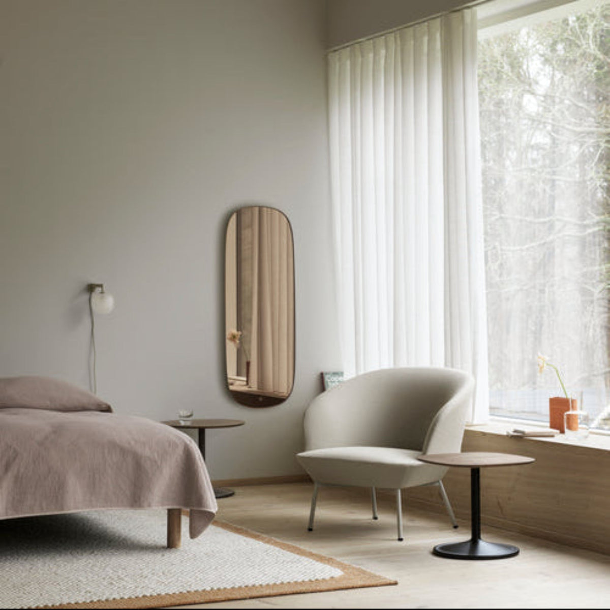 Oslo Lounge Chair Tube Base