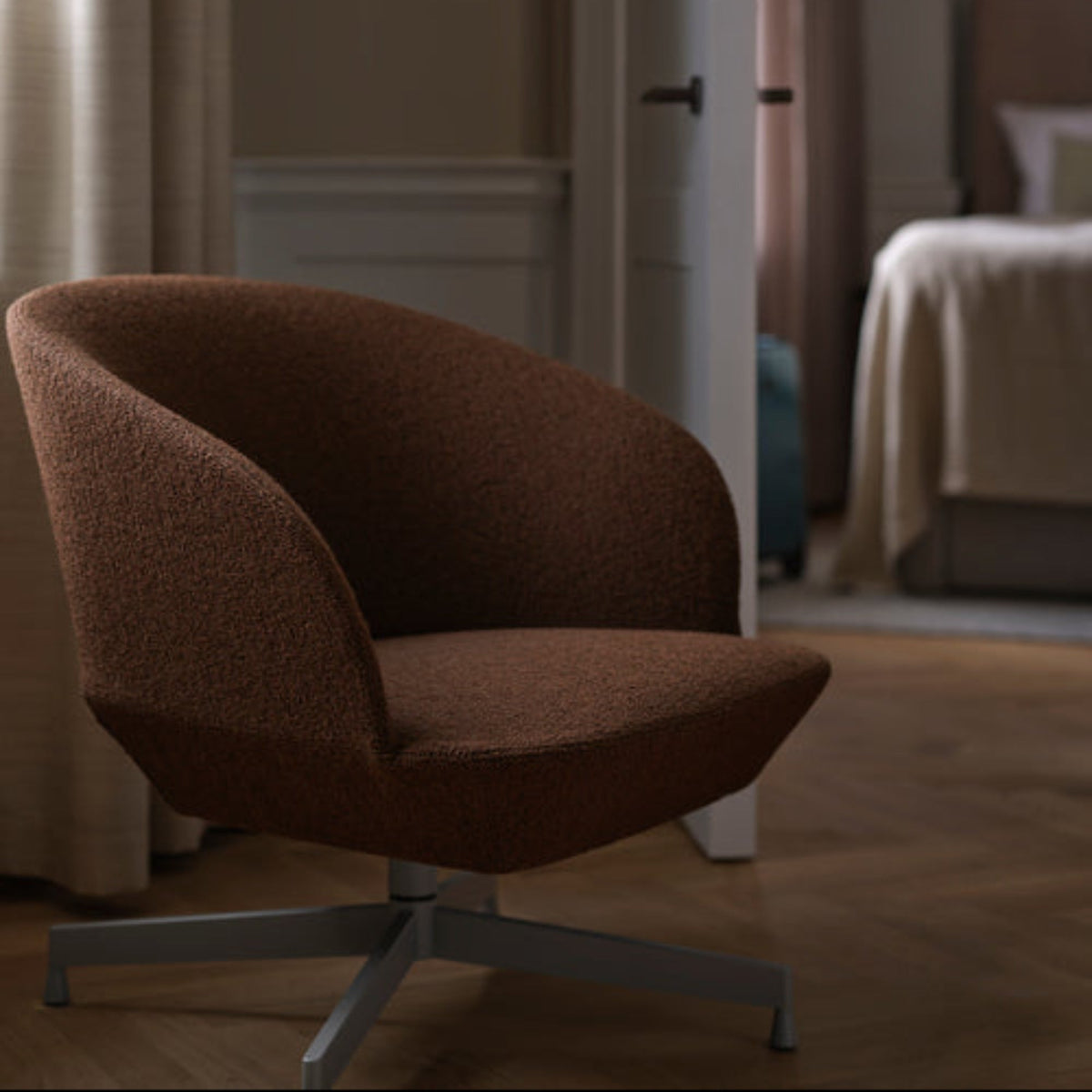 Oslo Lounge Chair w/ Swivel Base