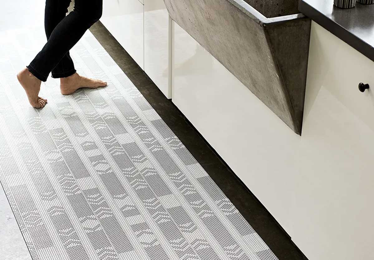 Chilewich Scout Floor Mat In Graphite Grounded