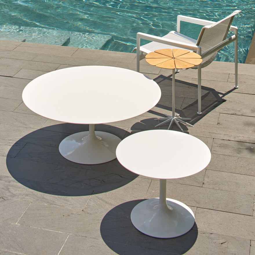 Saarinen Outdoor 35&quot; Coffee Table - Vetro Bianco Top